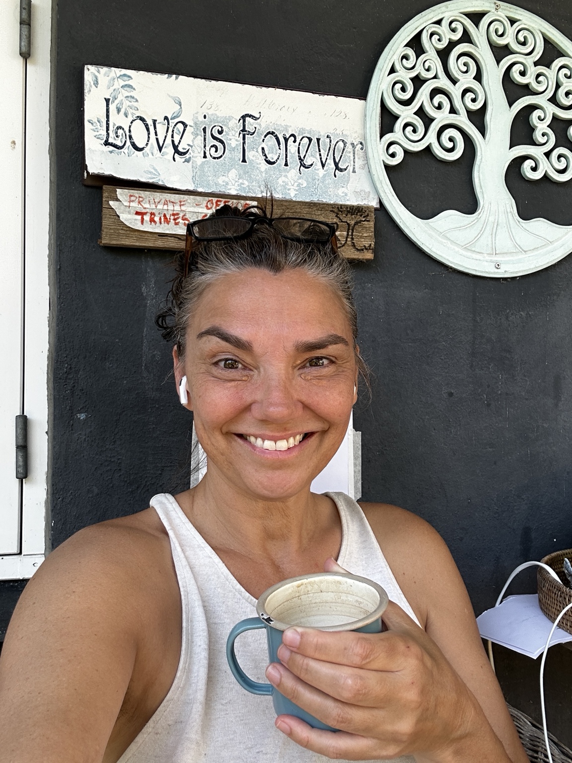 Betinna med en kop kaffe