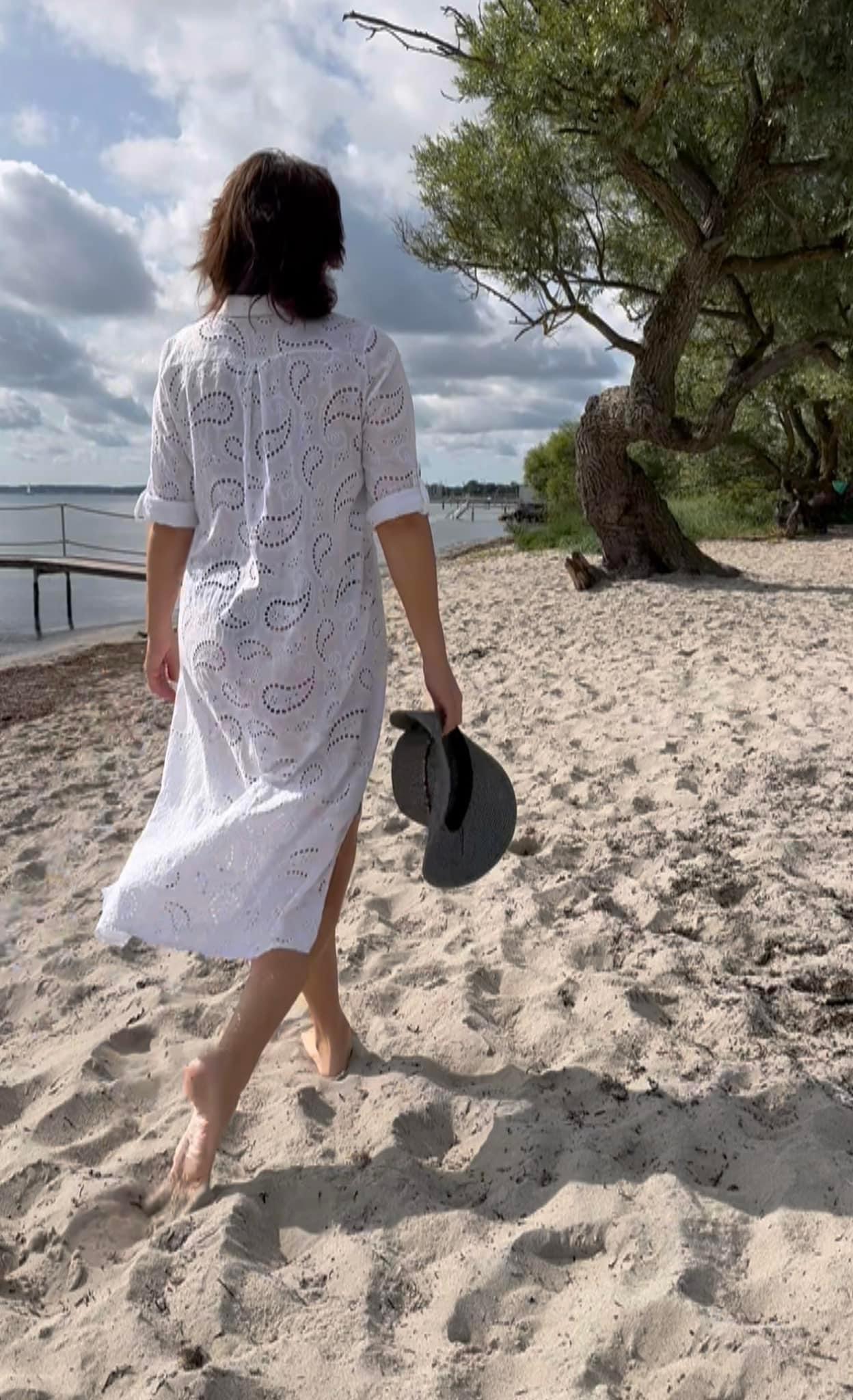 Betinna går mod stranden